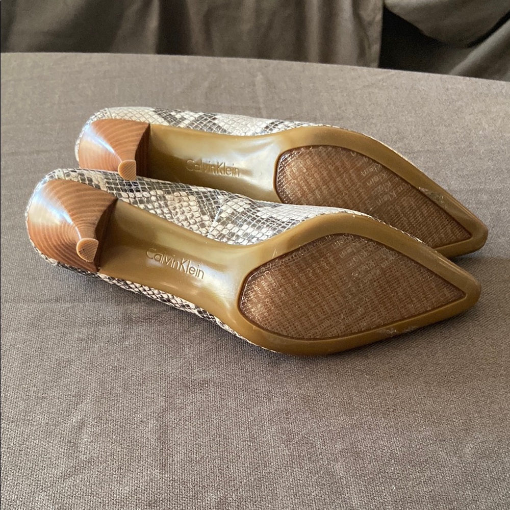 New Calvin Kline leather pumps shoes neutral snake skin kitten heal - Picture 5 of 6